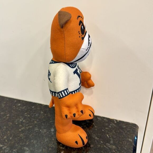 Bleacher Creatures Yale Bulldogs Plus Mascot 10" tall. - Picture 5 of 6